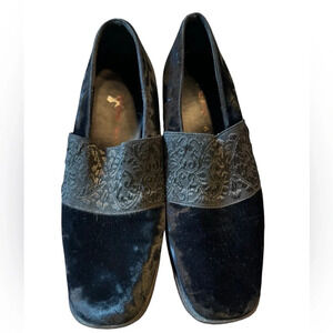 Vintage Bernie Mev black velvet loafer with elastic “ribbon” 39